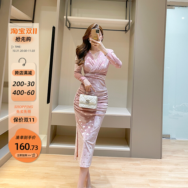 粉色丝绒长袖连衣裙秋冬新款高端气质V领绑带显瘦褶皱修身中长裙