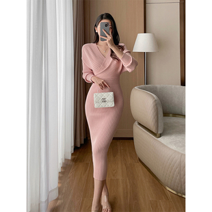 法式粉色针织修身连衣裙女冬季新款气质女装V领中长款内搭包臀裙