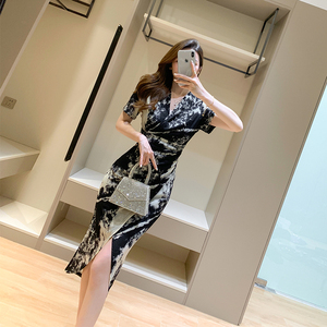黑白水墨风连衣裙夏季新款女装气质V领短袖褶皱遮肚子弹力包臀裙