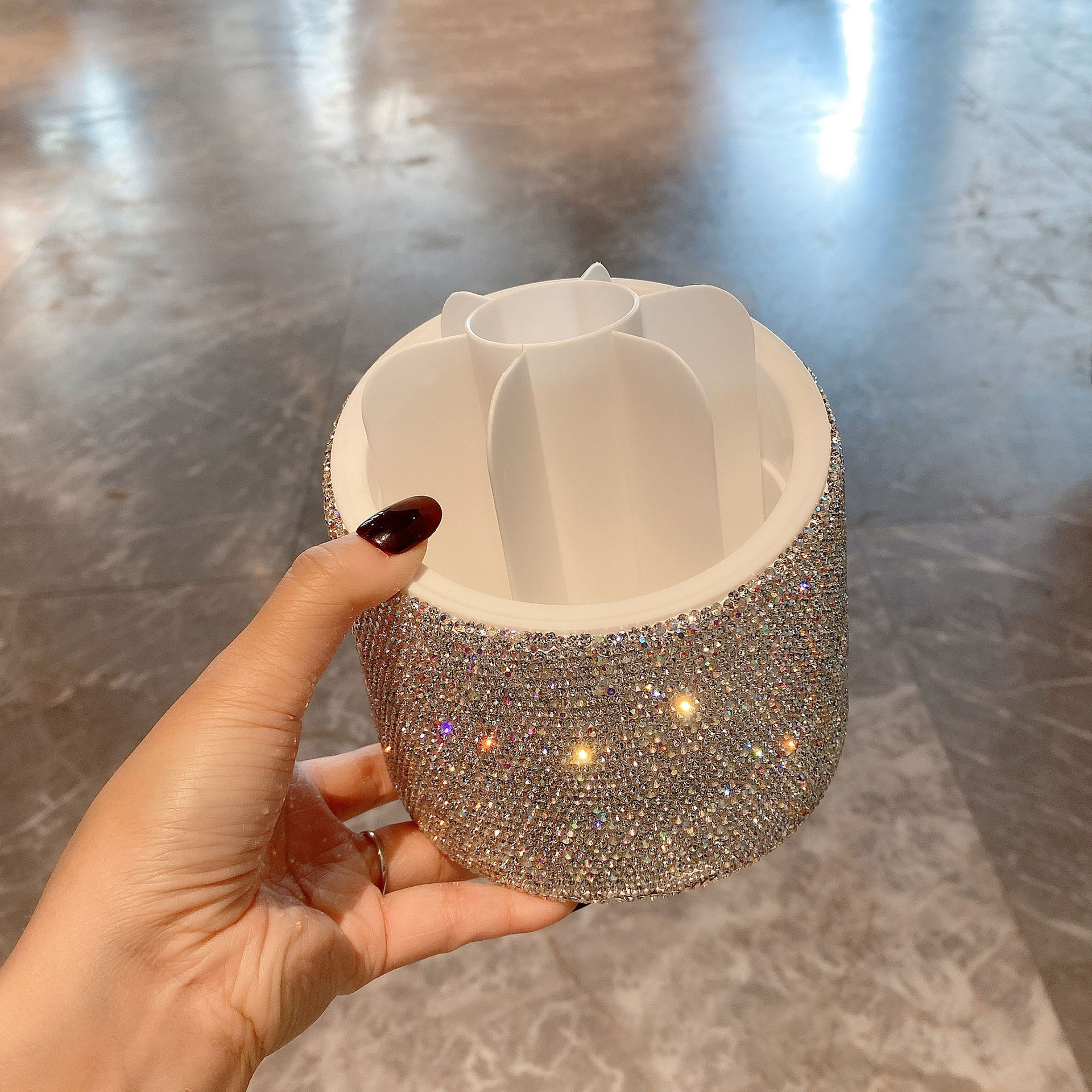 旋转化妆刷收纳桶大号高颜值镶钻带盖防尘口红眼影眉笔桌面置物盒