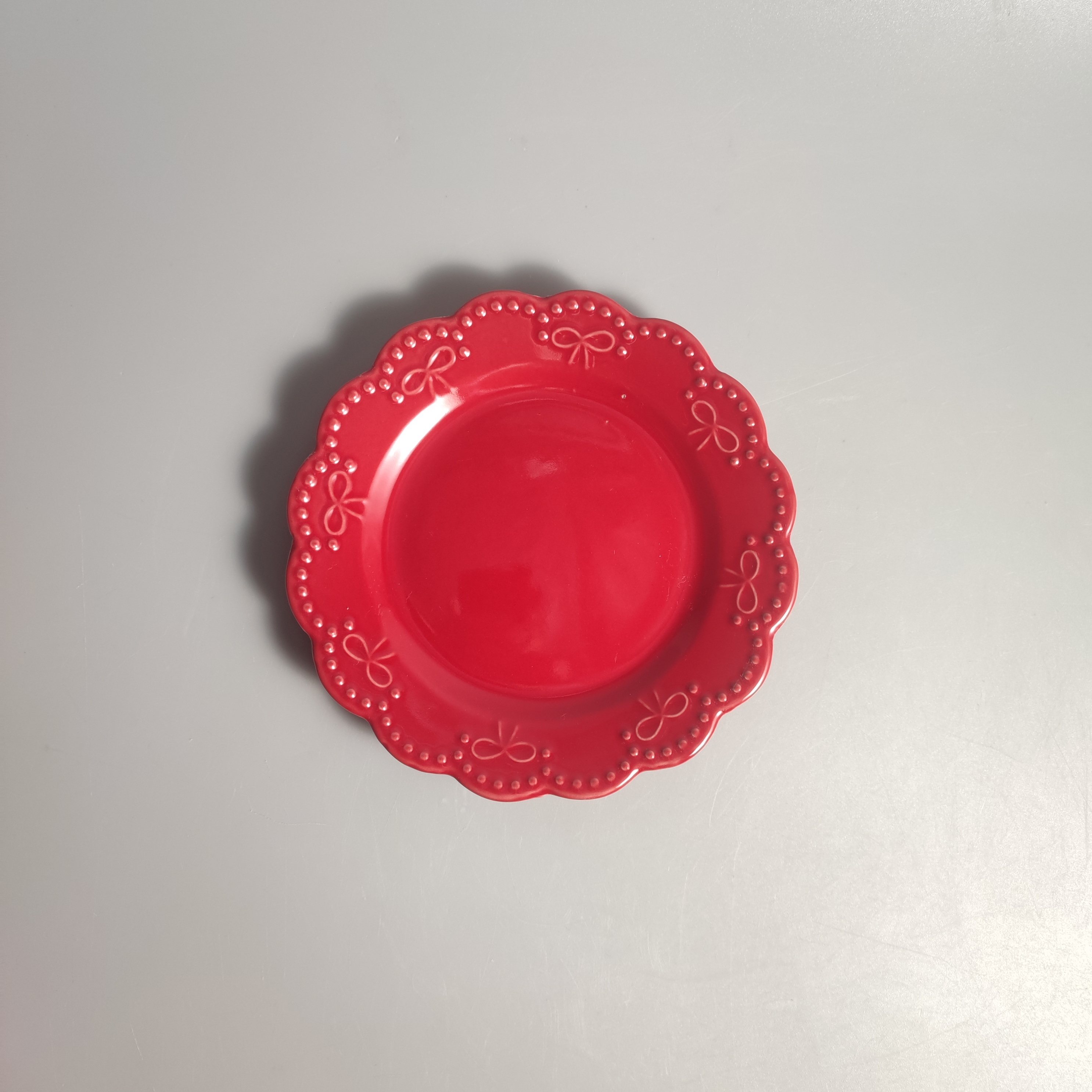 外贸瑕疵复古红色浮雕蝴蝶结蕾丝花边甜品点心蛋糕咖啡陶瓷小盘子