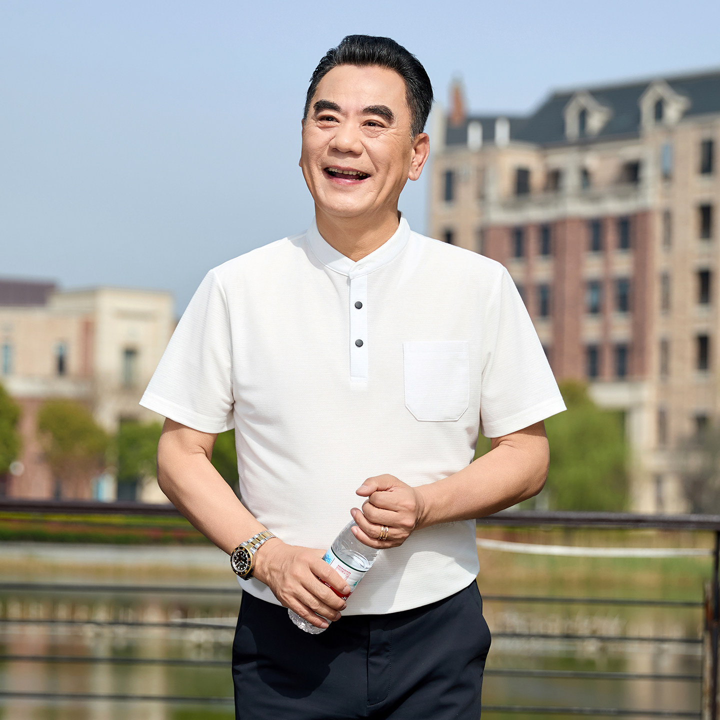 中年男性爸爸冰丝轻薄短袖t恤男夏薄款上衣中老年爸爸装白色汗衫