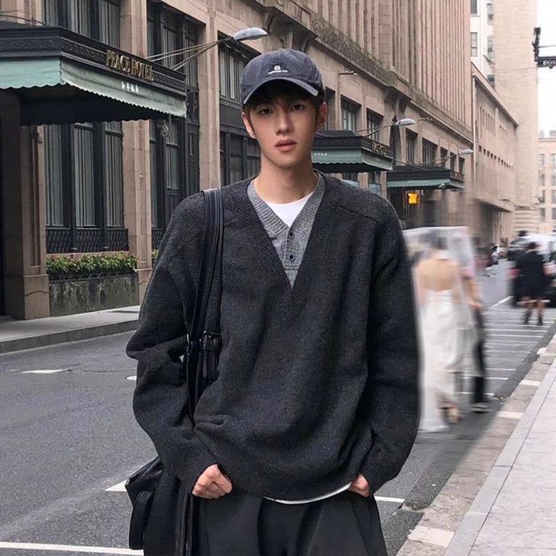 老钱风假两件拼接V领毛衣男款