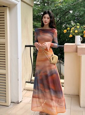 2026秋冬新款法式度假风扎染连衣裙女掐腰收腰长裙绝美橘色晕染裙