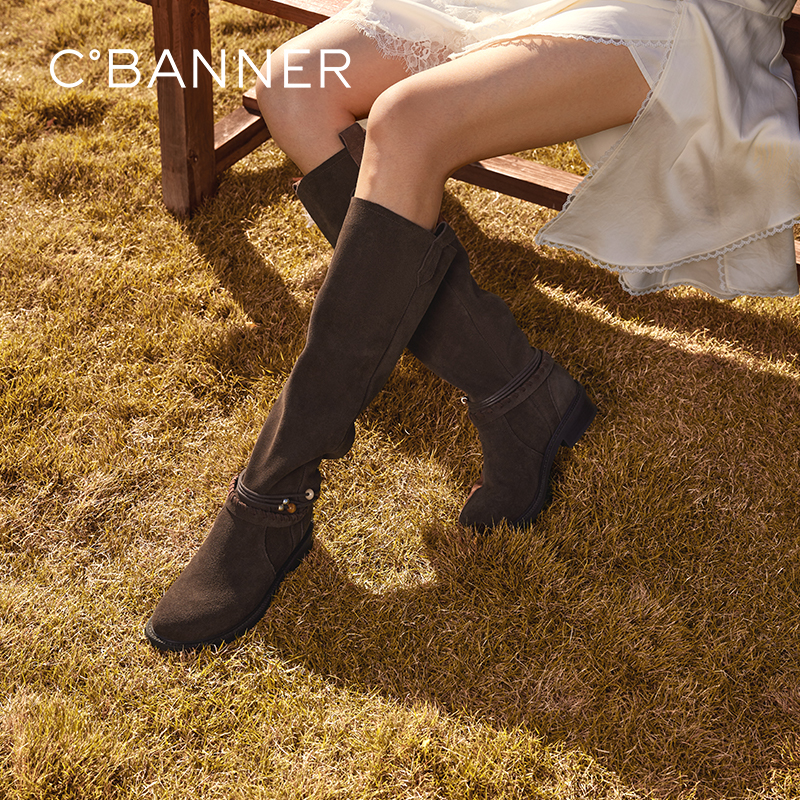 复古牛剖层革 呈现细腻肌理与层次色泽