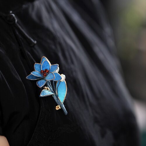 胸针女2025秋冬新款手工布绒蓝色花朵胸花中式古风别针配饰