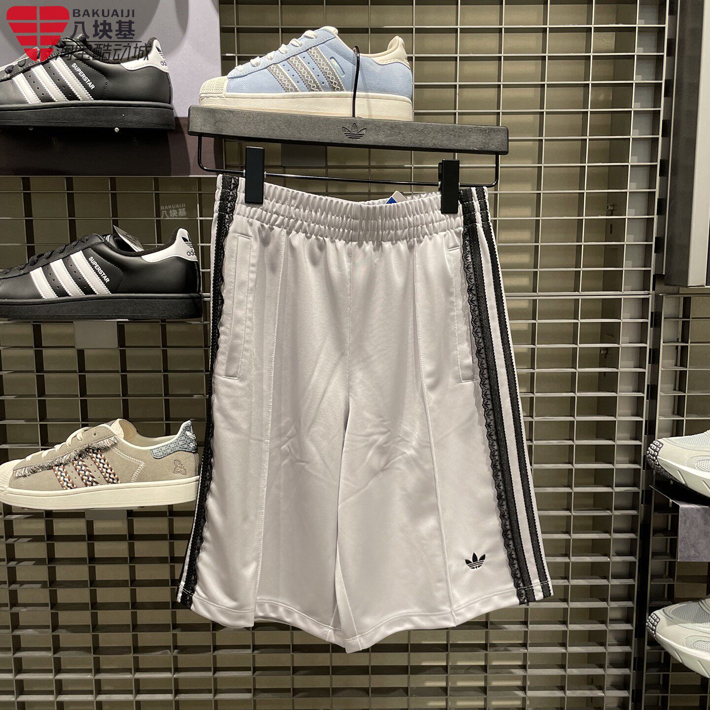 阿迪达斯三叶草女裤2026夏季速干蕾丝侧边舒适休闲运动短裤KU4755