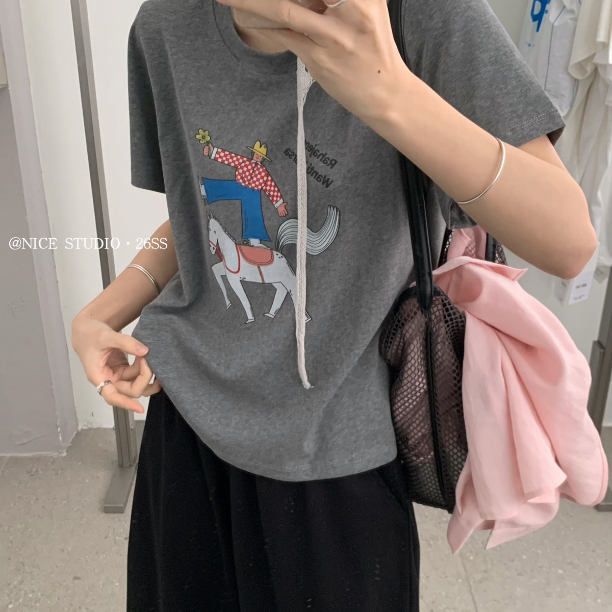 奶思家NICE STUDIO-上新百搭骑马小人印花短袖T恤(不含披肩)L8896