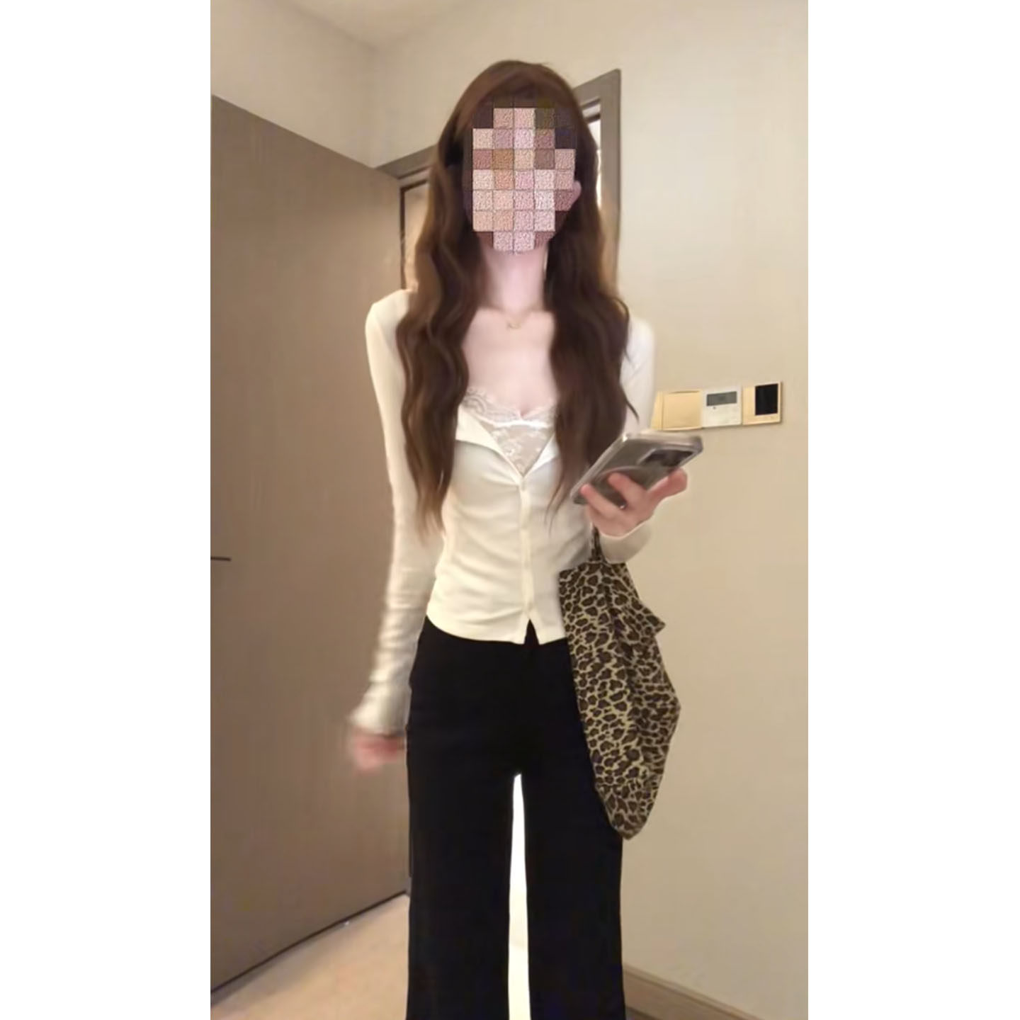 纯欲辣妹蕾丝拼接V领长袖t恤女秋季新款修身收腰性感百搭打底上衣