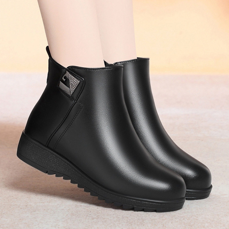 真皮女鞋子防滑新款老人棉鞋女士冬季中老年女鞋羊毛皮鞋软底妈妈