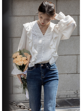 无拘2025年春季新款灯笼袖白色原创荷叶边v领上衣重工艺衬衫女