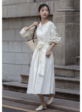 无拘2025年秋季新品蓝色复古显瘦灯笼袖长裙通勤圆领收腰连衣裙女