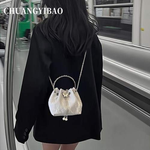 小众高级感链条包超火银色水桶包