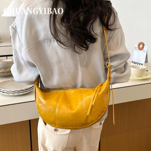超火黄色通勤牛角饺子包包女2026新款秋冬高级感轻奢小众斜挎小包