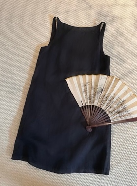 高级感气质吊带连衣裙女夏季宽松中长款简约露背I 领黑色无袖裙子
