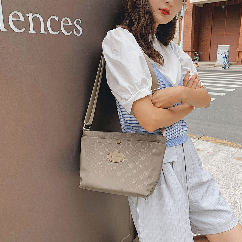 轻便百搭休闲斜挎包包