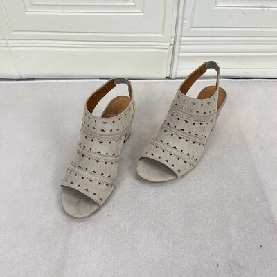 圆头纯色鱼嘴粗高跟镂空时装凉鞋