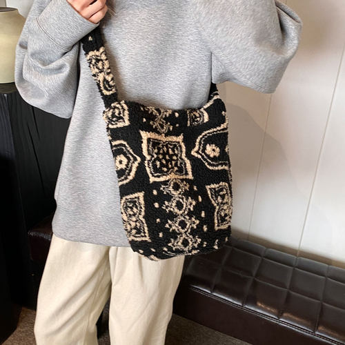 秋冬羊羔毛单肩水桶包斜挎通勤包