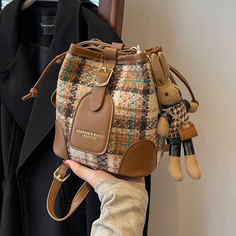 毛呢格子单肩包百搭斜挎水桶包