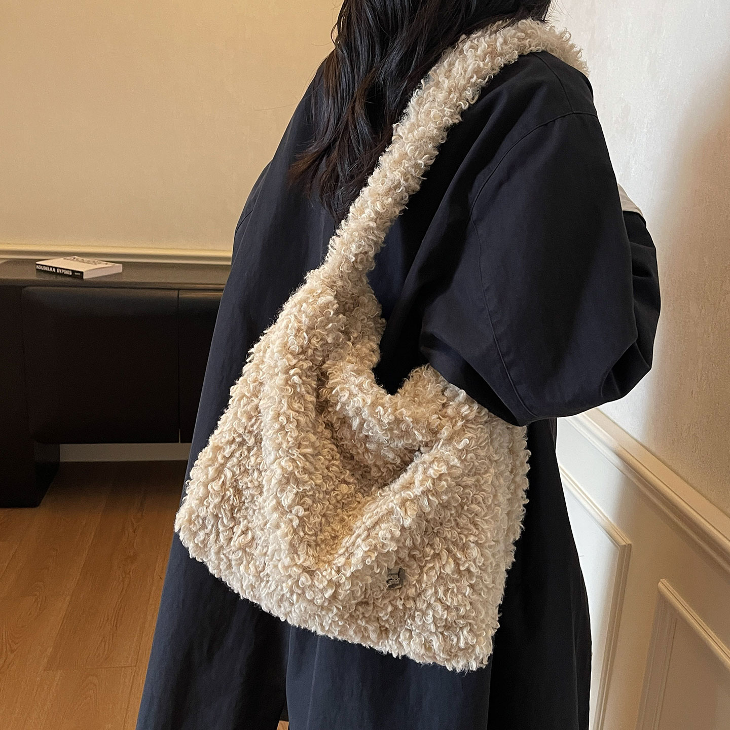 大容量羊羔毛斜挎托特包单肩包