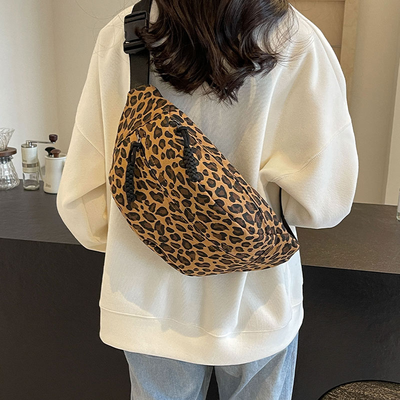 豹纹帆布小包包女2025夏新款潮牌斜挎包运动胸包小众百搭ins腰包