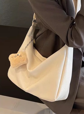 米白色柔软大容量斜挎包包女士2026新款潮时尚通勤百搭休闲单肩包