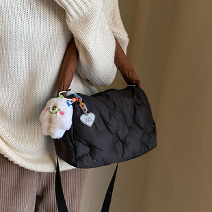 褶皱云朵包小包包女2025新款 枕头斜挎包百搭手拎包通勤羽绒棉服包