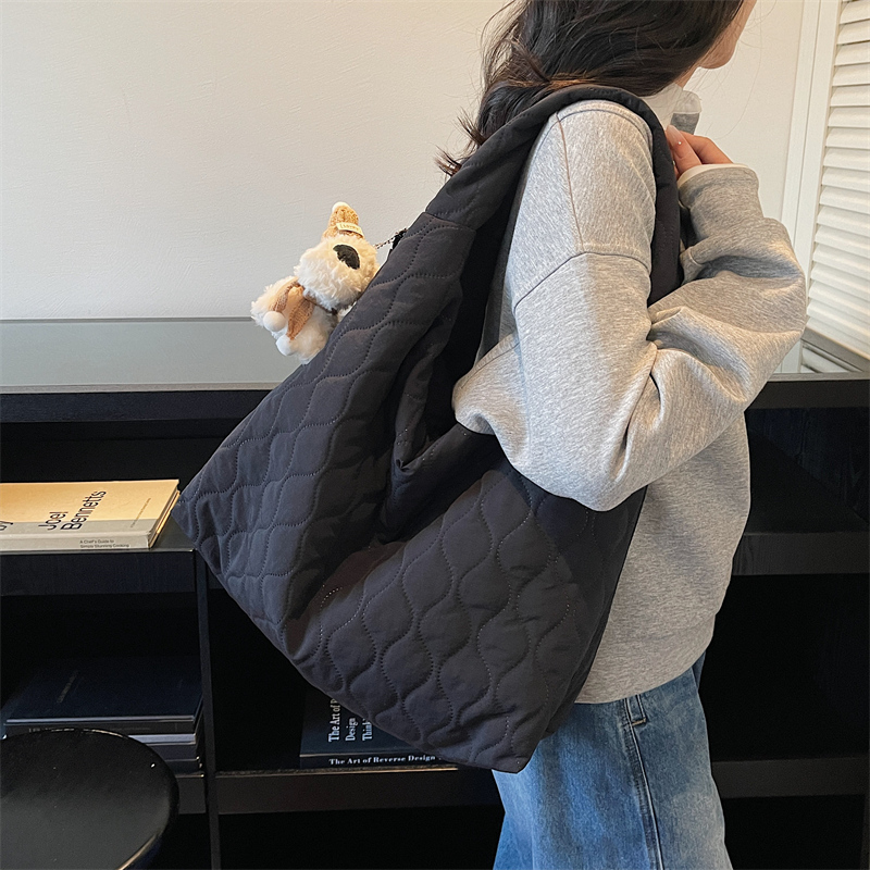 夹棉菱格单肩包羽绒棉服托特包女