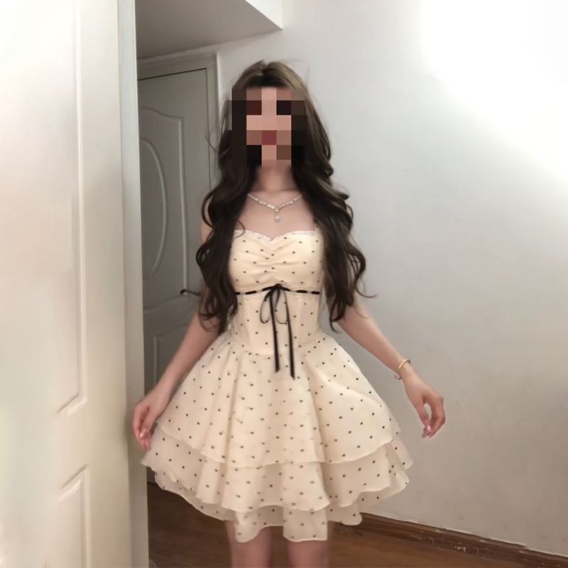奶系少女风波点吊带连衣裙女夏季方领褶皱设计感高腰显瘦蓬蓬短裙