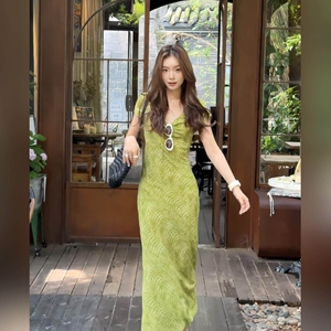 夏季新款法式斜裁绿色显白收腰气质印花波浪长款连衣裙