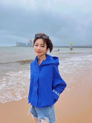 现货高版本RainJacket女式防水短款宽松夹克户外运动连帽防雨上衣