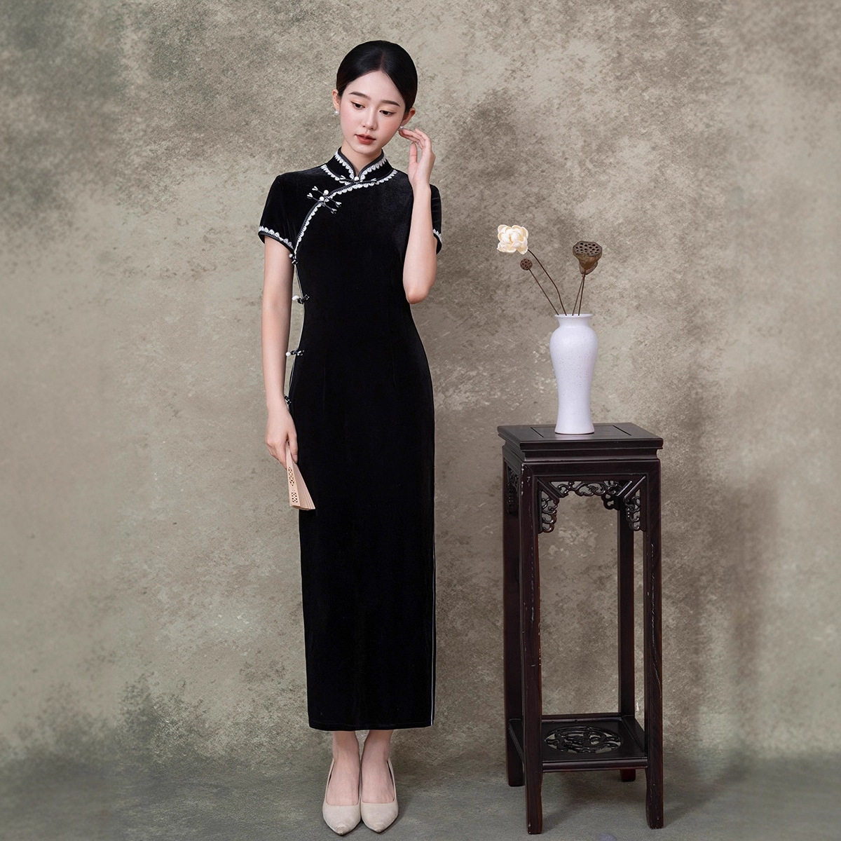 老上海旗袍复古民国风黑色丝绒旗袍高端修身复古女士短袖连衣裙子