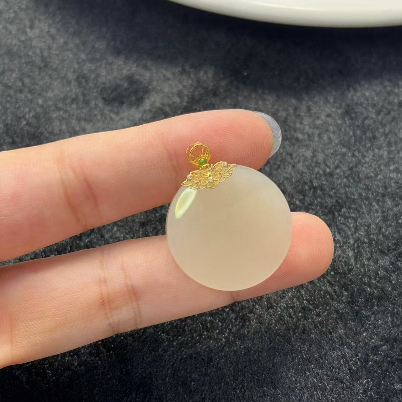 18k金和田玉吊坠-约30*25*5mm-多样性发货-DY一B399