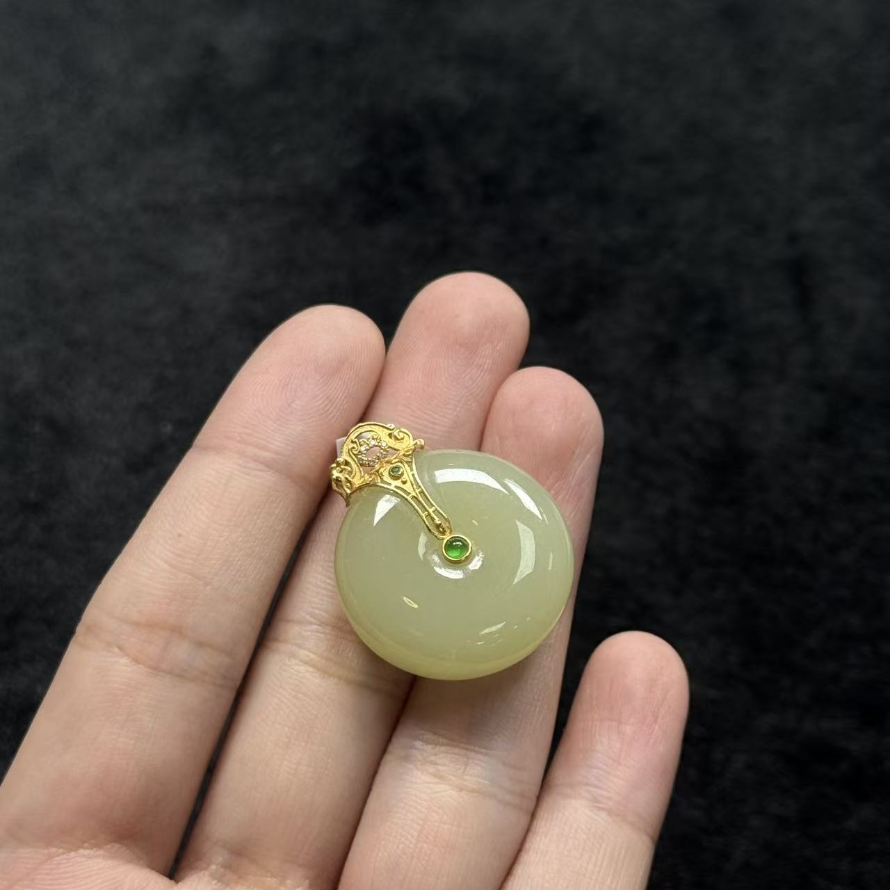 18K金和田玉吊坠-约24*9mm-多样性发货-DY一-B1888