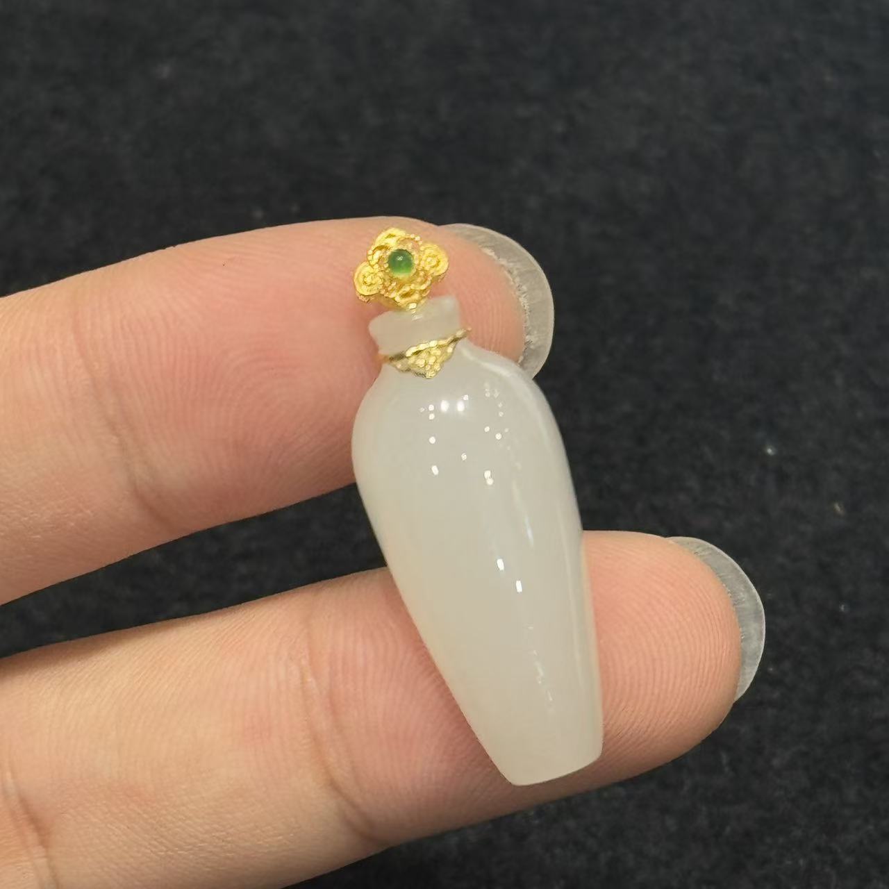 18k金和田玉吊坠-约33*11*6mm-多样性发货-DY一-B2648