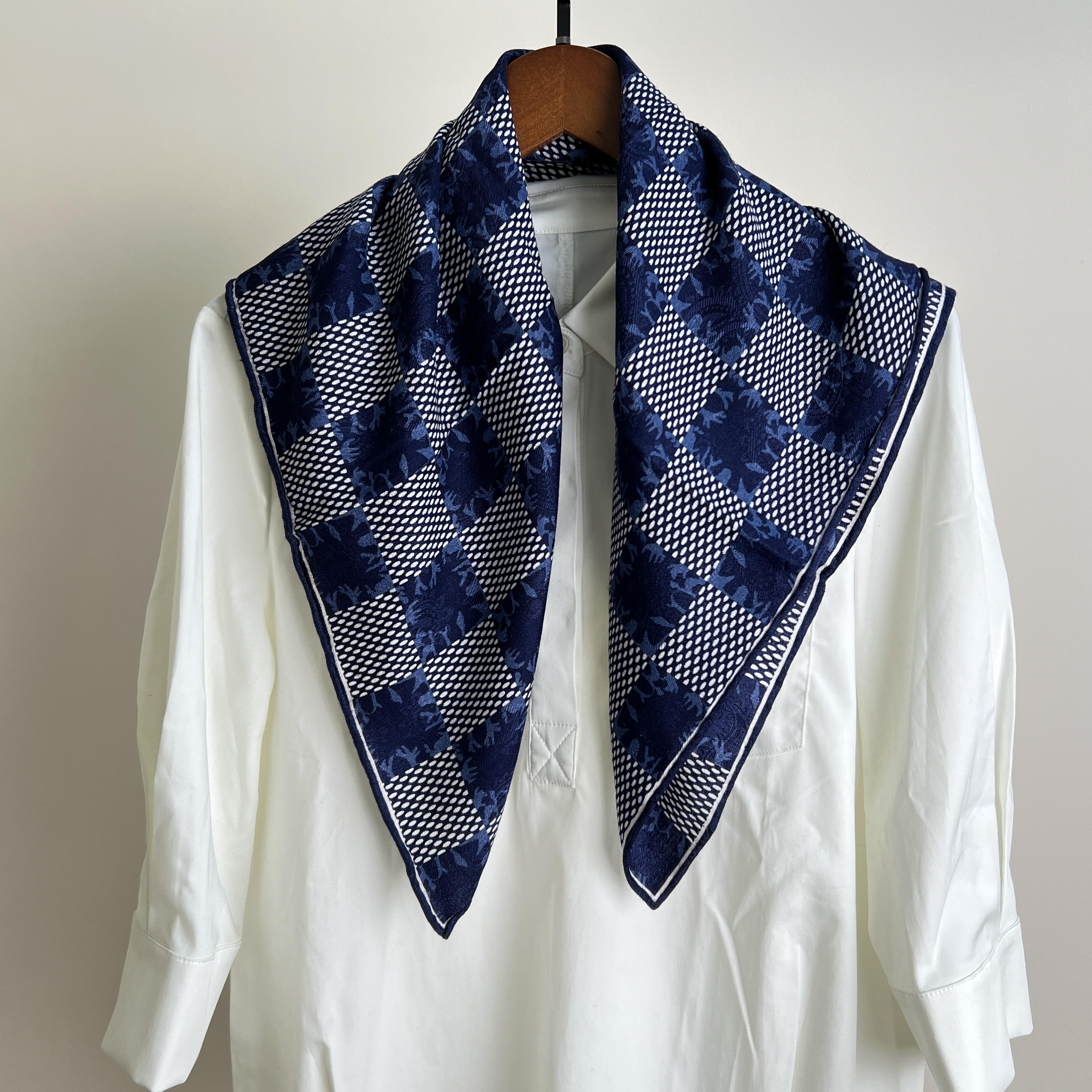 清新蓝格子65cm丝毛提花方巾秋冬时尚通勤围巾保暖小丝巾