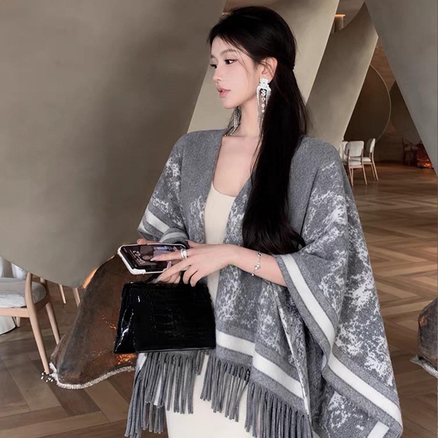 中国风灰色水墨印花大披肩女2026年秋冬轻奢流苏斗篷外搭围巾披风