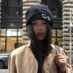 韩系辣妹风纽扣黑色冷帽女2026秋季街头时髦百搭包头帽显脸小帽子