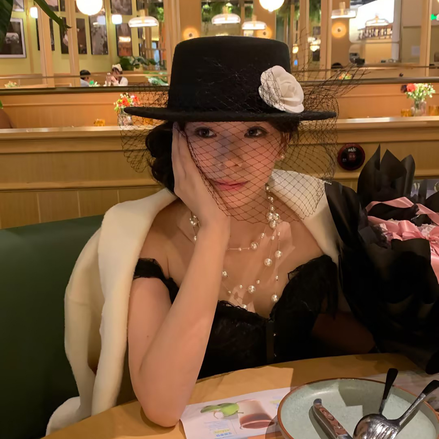 法式赫本风黑色山茶花网纱礼帽高级感气质复古英伦帽名媛风平顶帽