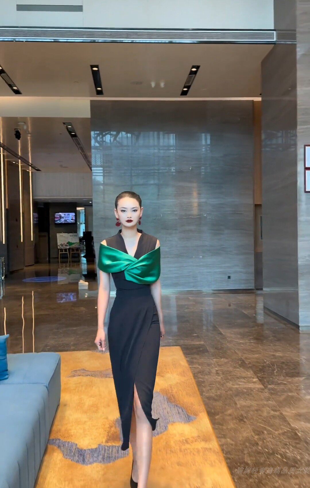 高端夏款轻奢夏季显瘦V领露肩法式时尚撞色气质优雅女装连衣裙女