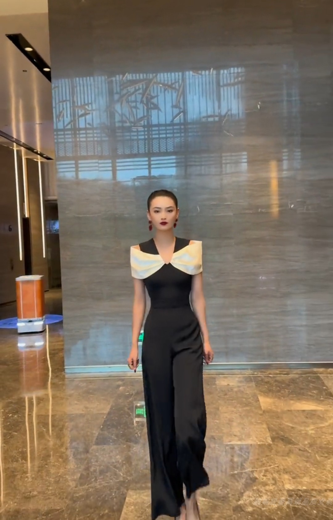 优雅OL阔腿裤轻奢时尚气质修身显瘦高腰一字肩露肩蝴蝶女装连体裤