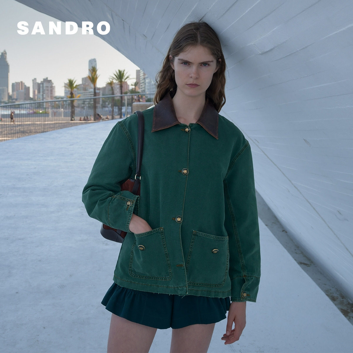 SANDRO女装巴恩风法式简约复古棉质皮革拼接翻领短款牛仔棉服外套