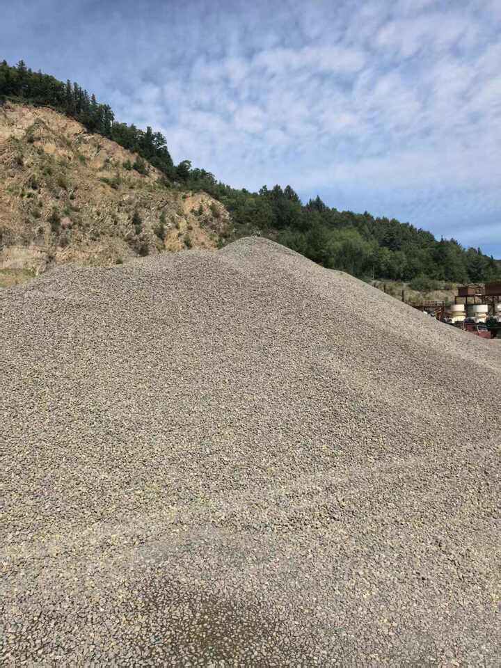 4月27日伊春某公司院内机器设备（已拆解无法正常使用），碎石（规格：1.3、1.2、0.5）及石粉网络拍卖公告