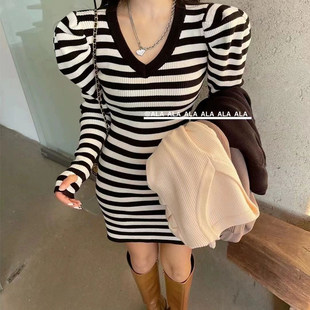 包臀针织连衣裙女性感春秋冬新款条纹V领泡泡袖修身打底毛衣裙子