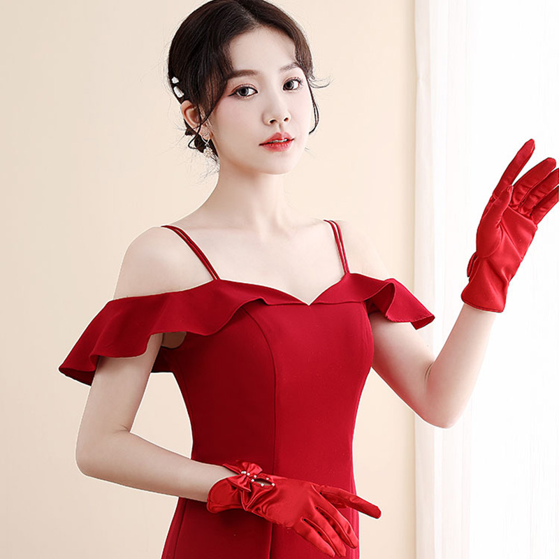 中式红手套结婚礼服新娘秀禾服红色蕾丝婚纱手套白色复古缎面短款