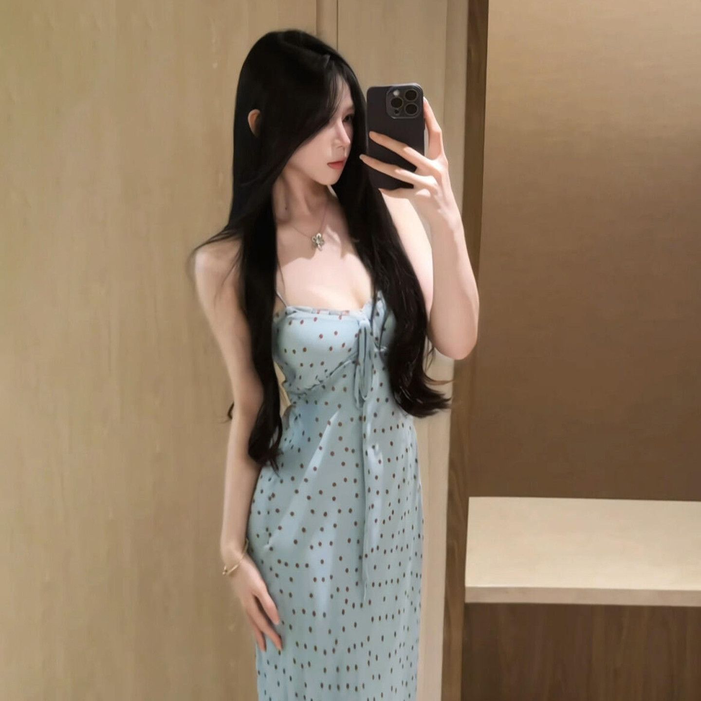 法式度假风蓝色波点吊带裙连衣裙子夏季海边出游穿搭绝美收腰长裙