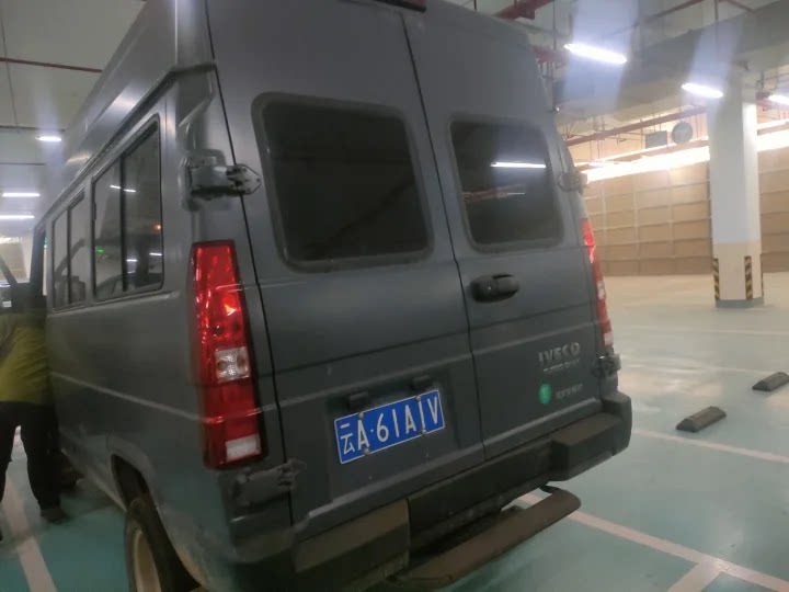 3月22日红河云A61A1V牌号依维柯牌小型普通客车一辆网络拍卖公告