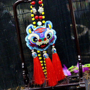 新款民族虎年公仔刺绣香包生肖小老虎男女项链绣花挂饰服装配饰