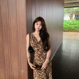 BABYSISTER优雅归位 法式度假吊带裙豹纹荡领收腰长款真丝连衣裙