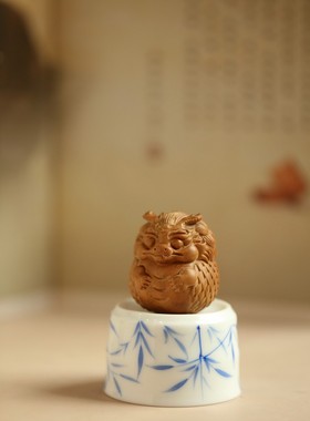 印度迈索尔老山檀香龙宝宝摆件立体雕刻手把件文玩木雕把玩件送礼
